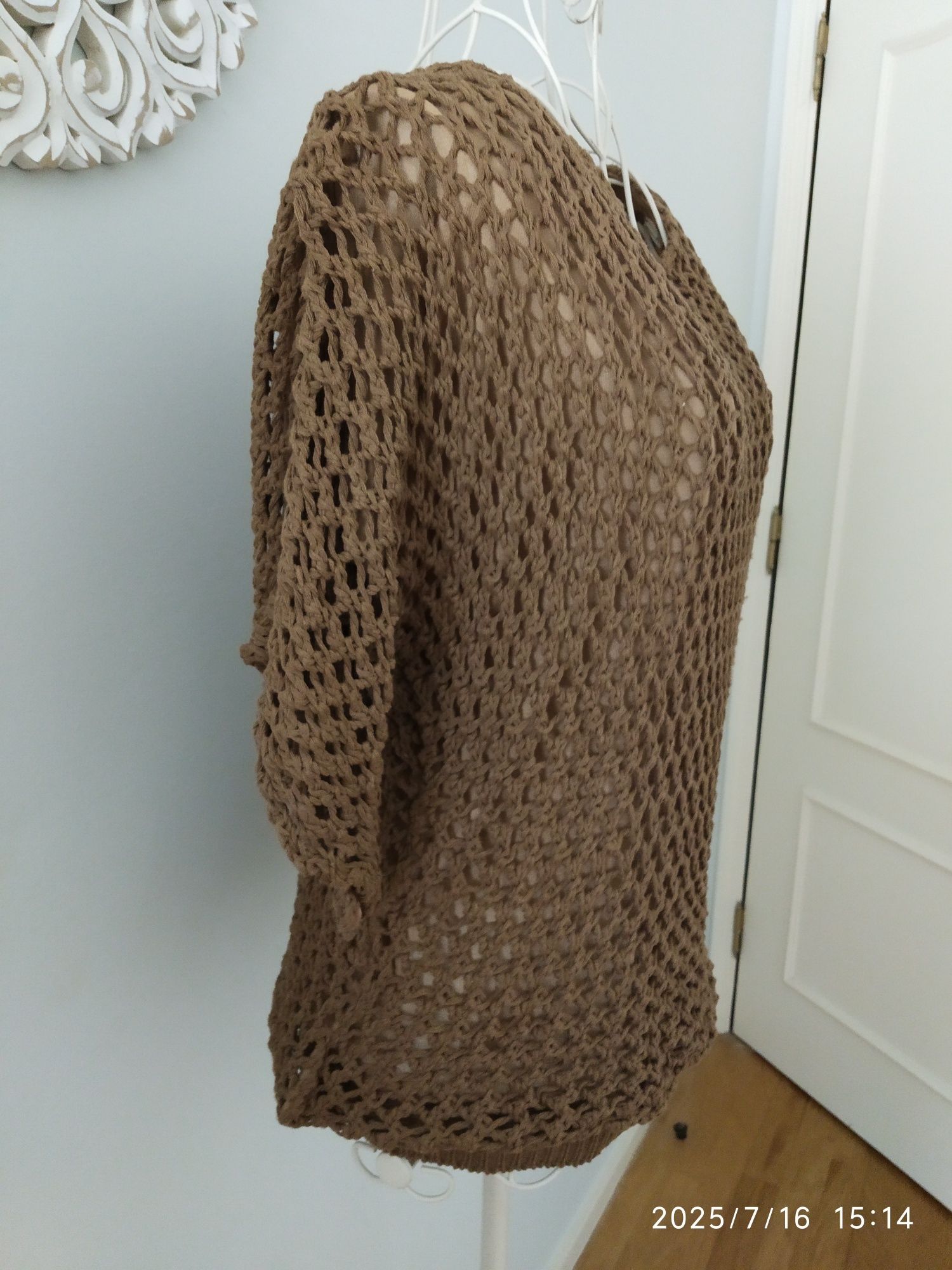 Blusa castanha em crochê, da marca Zara