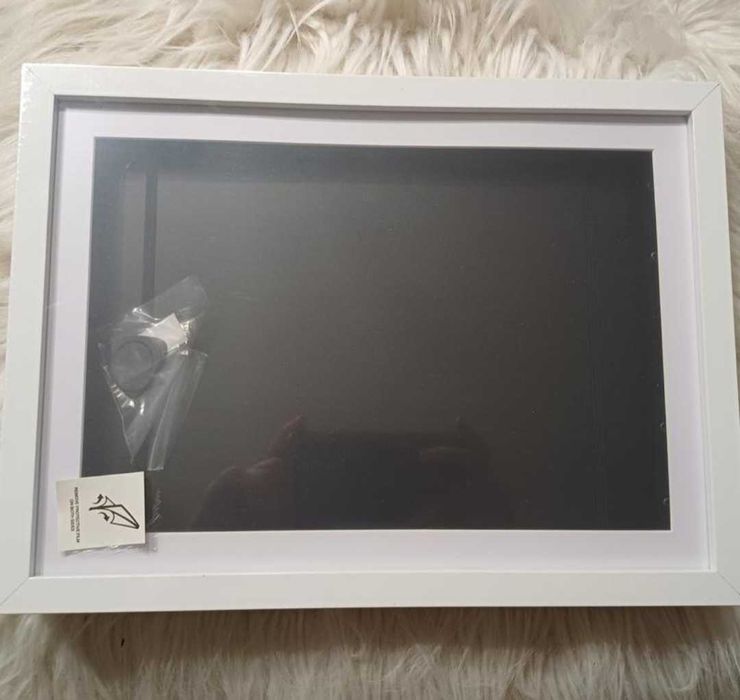 Дерев'яна рамка-шкатулка для малюнків.