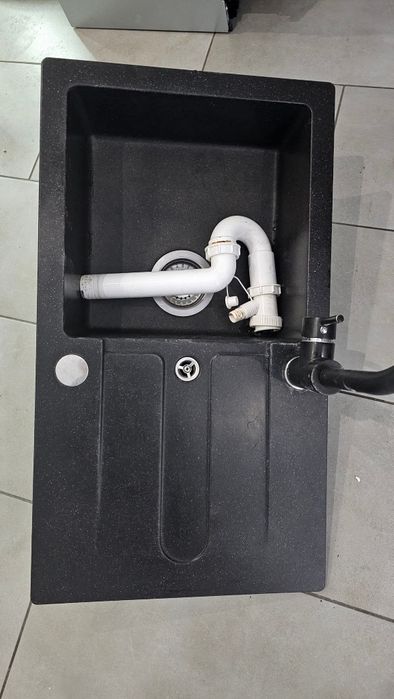 Zlewozmywak jednokomorowy czarny z baterią