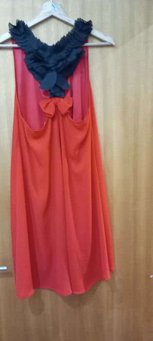 Vestido vermelho com laço nas costas em flor preto