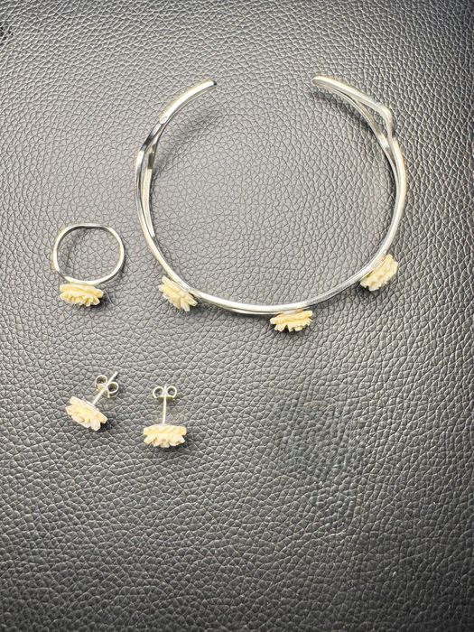 Komplet biżuterii srebrnej 925 z kwiatowymi zdobieniami