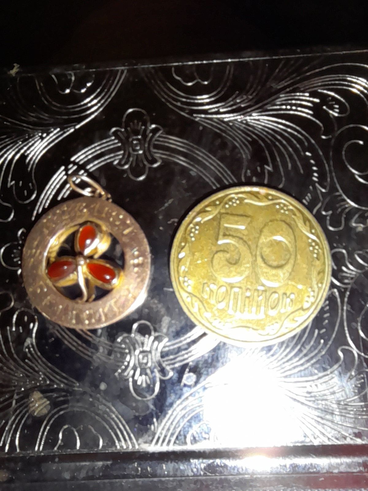 Подвеска винтаж золото 9 ct.камни красный янтарь.вес 1.55