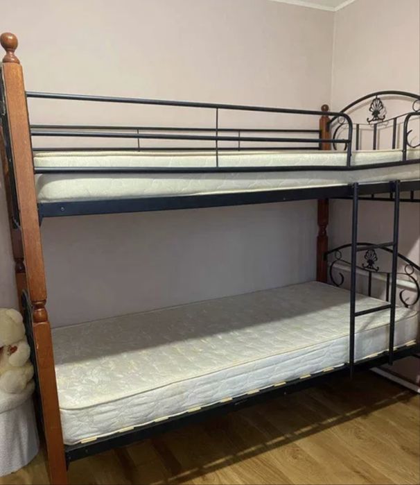 Двохярусне ліжко