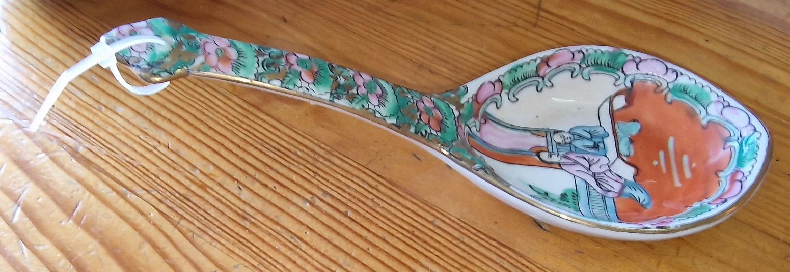 Grande Colher em Porcelana Chinesa Família Rose Medallion Antiga 22cm