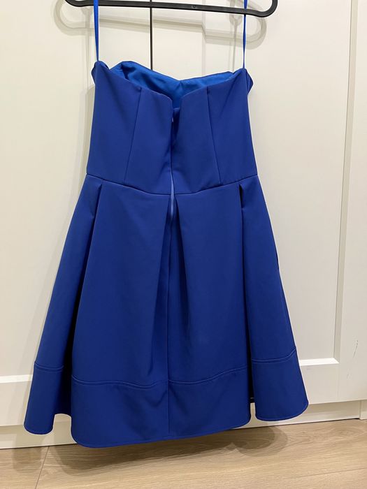 Elegancka niebieska sukienka, rozkloszowany fason