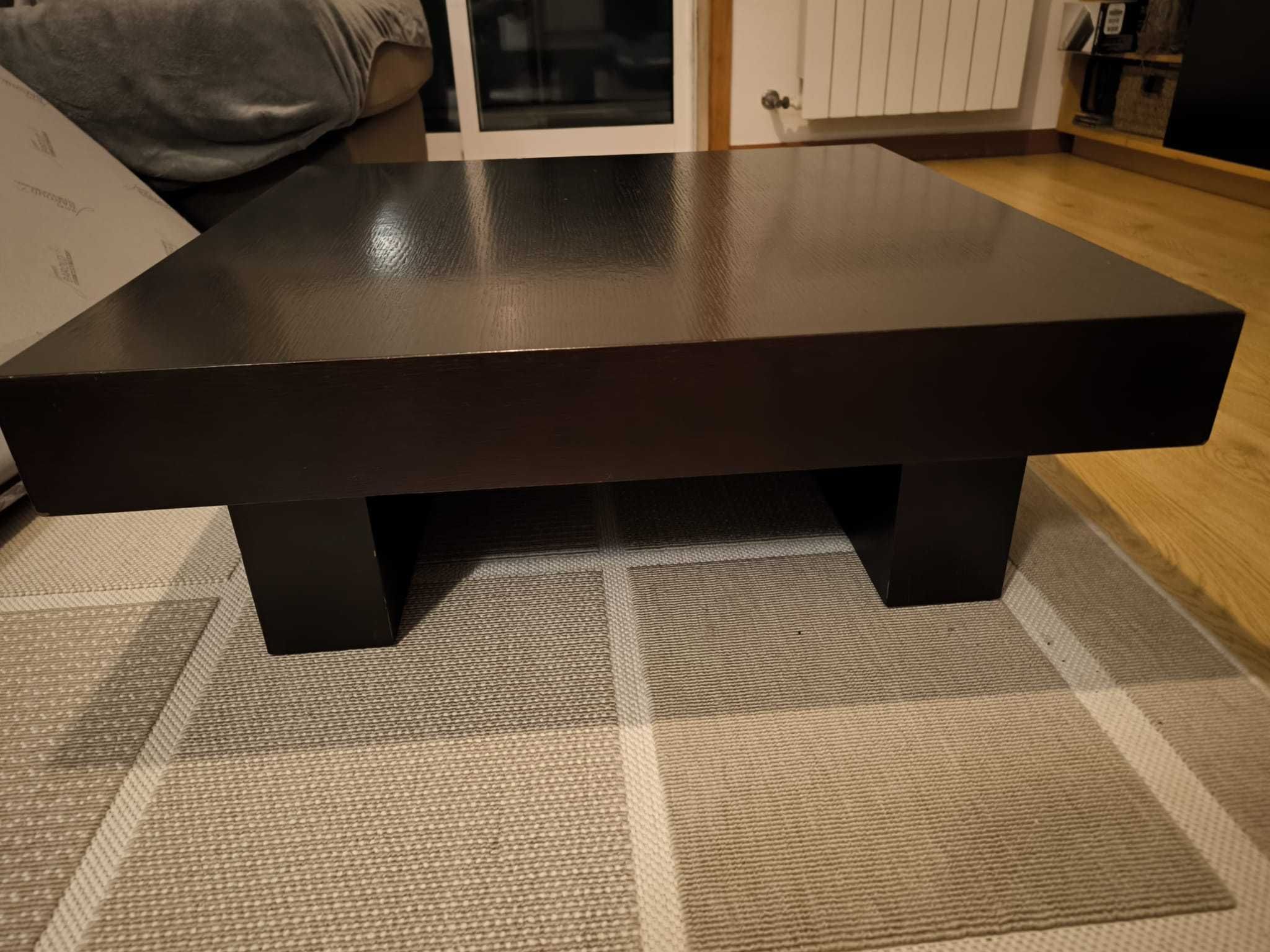 Mesa de centro quadrada em madeira