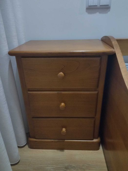 Conjunto quarto: Cama de solteiro com gavetão + mesinha + camiseiro