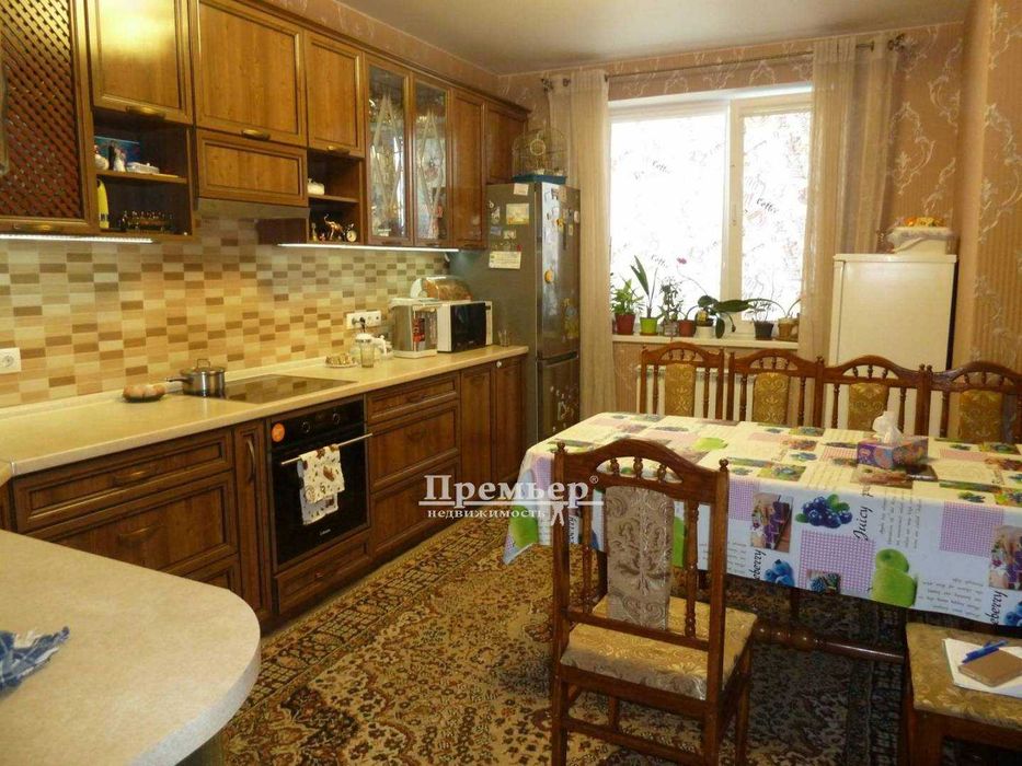 2-кімнатна квартира 71 кв.м. з великою кухнею.