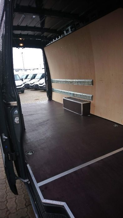 Profesjonalne zabudowy samochodów dostawczych Iveco Daily L4H2