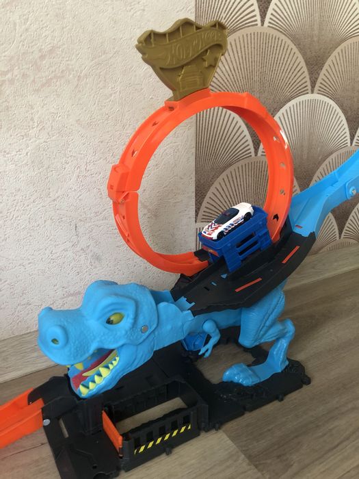 Трек Hot Wheels Полювання Ті-Рекса