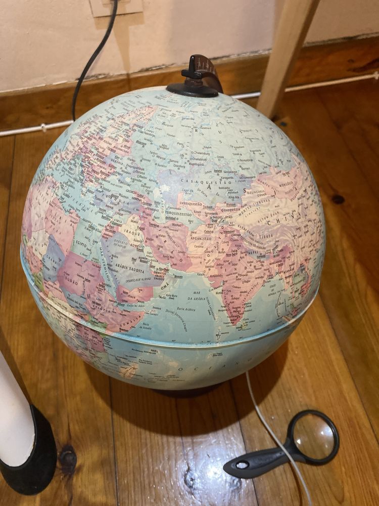 Globo terrestre iluminado