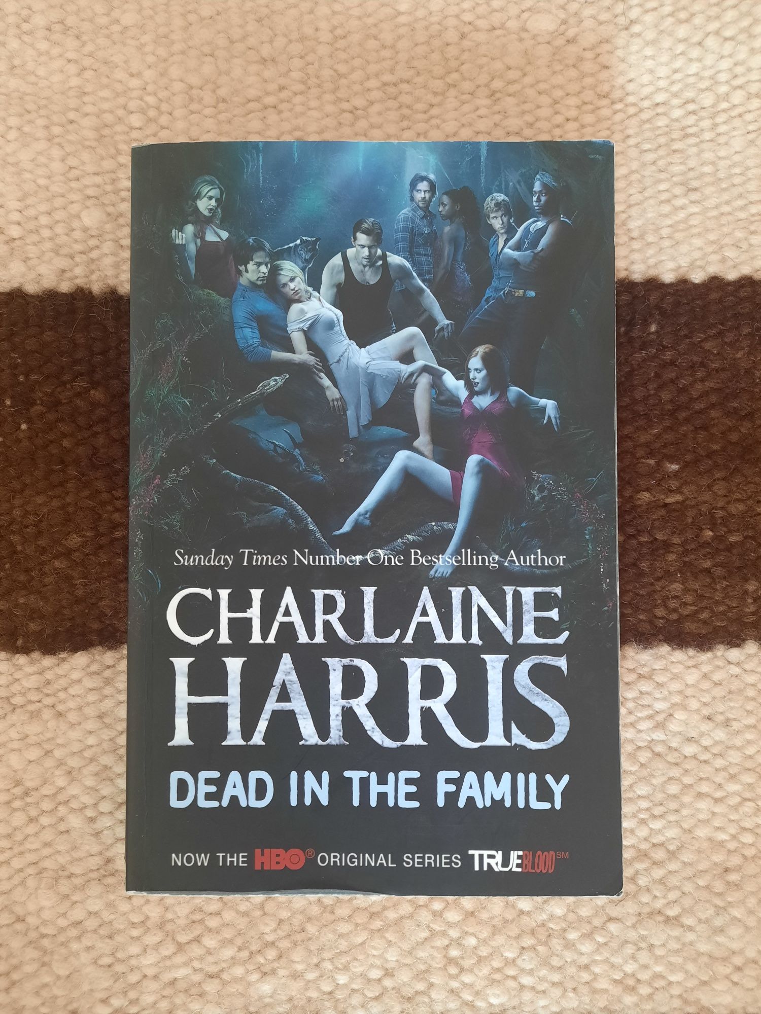 Livro "Dead in the Family", de Charlaine Harris (True Blood)