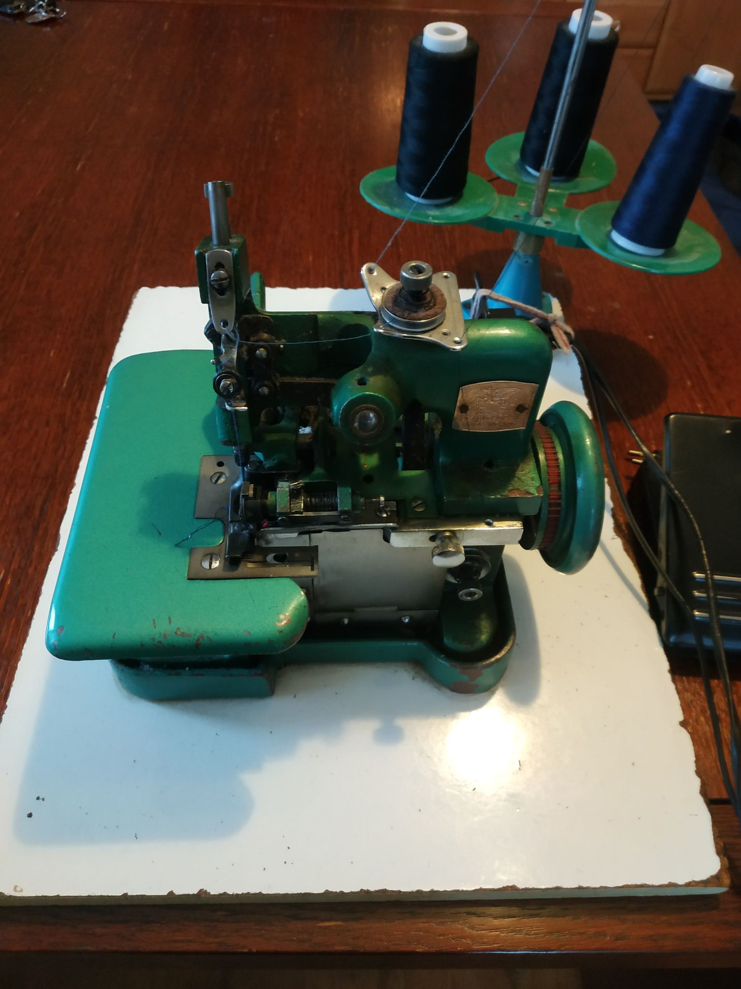 Maszyna overlock trzy nitkowy