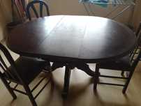 Mesa antiga com cadeiras