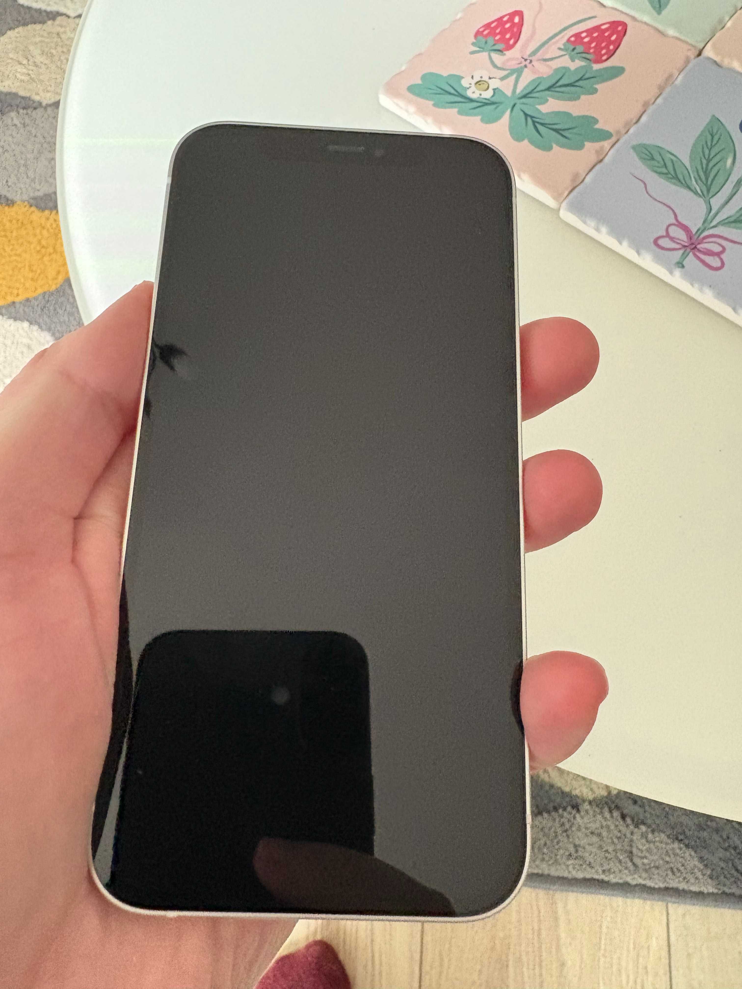 iPhone 12 128 GB Biały-stan bdb. + kable i ładowarka - kot jest tłem:)