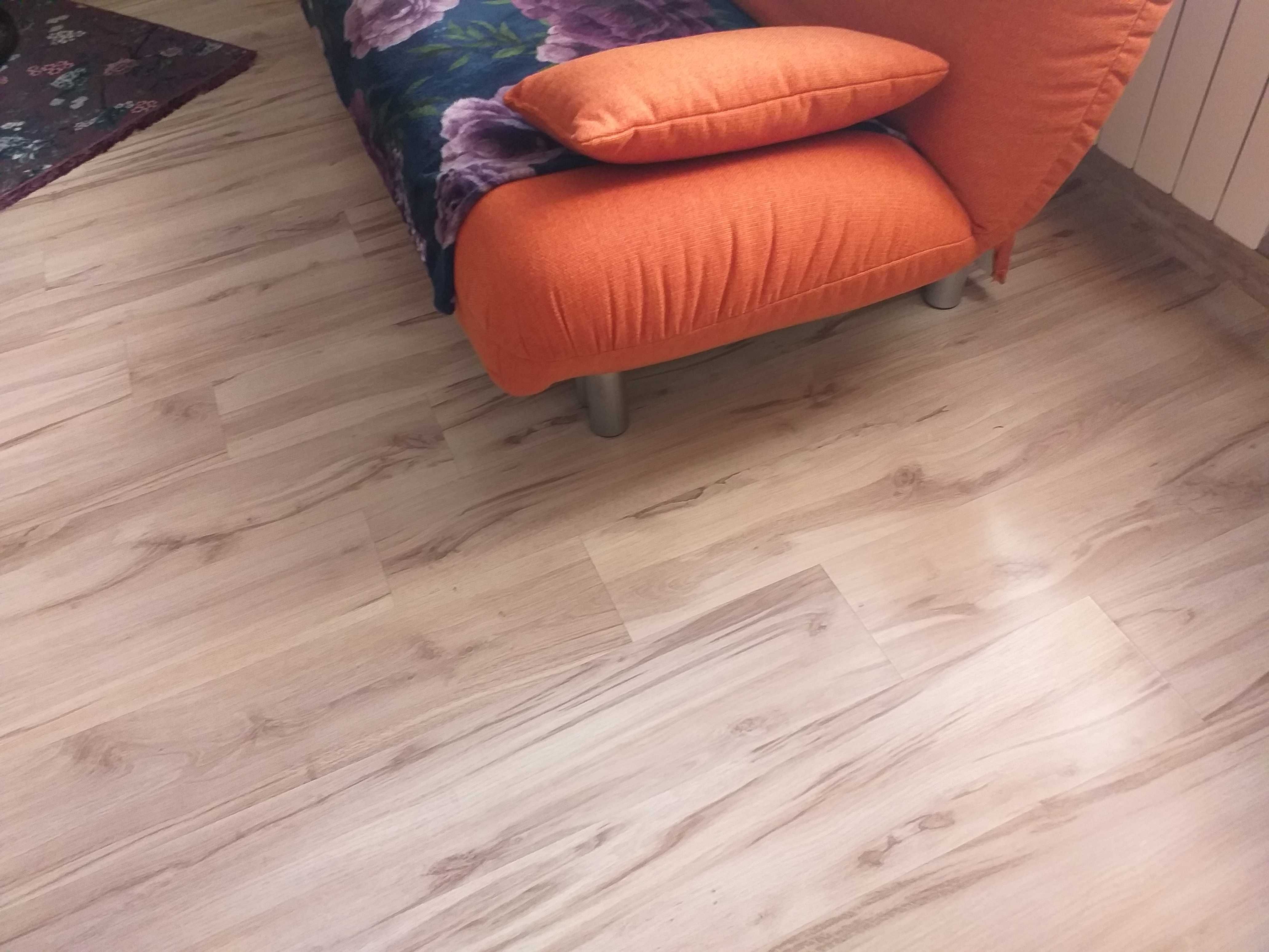 Sofa pomarańczowa