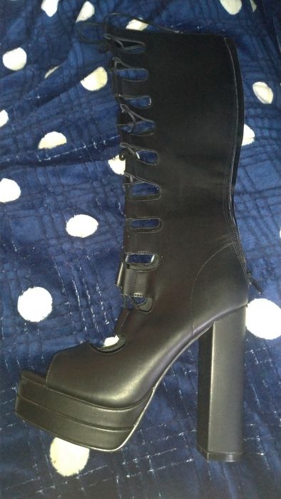 Чобітки на платформі та каблуку