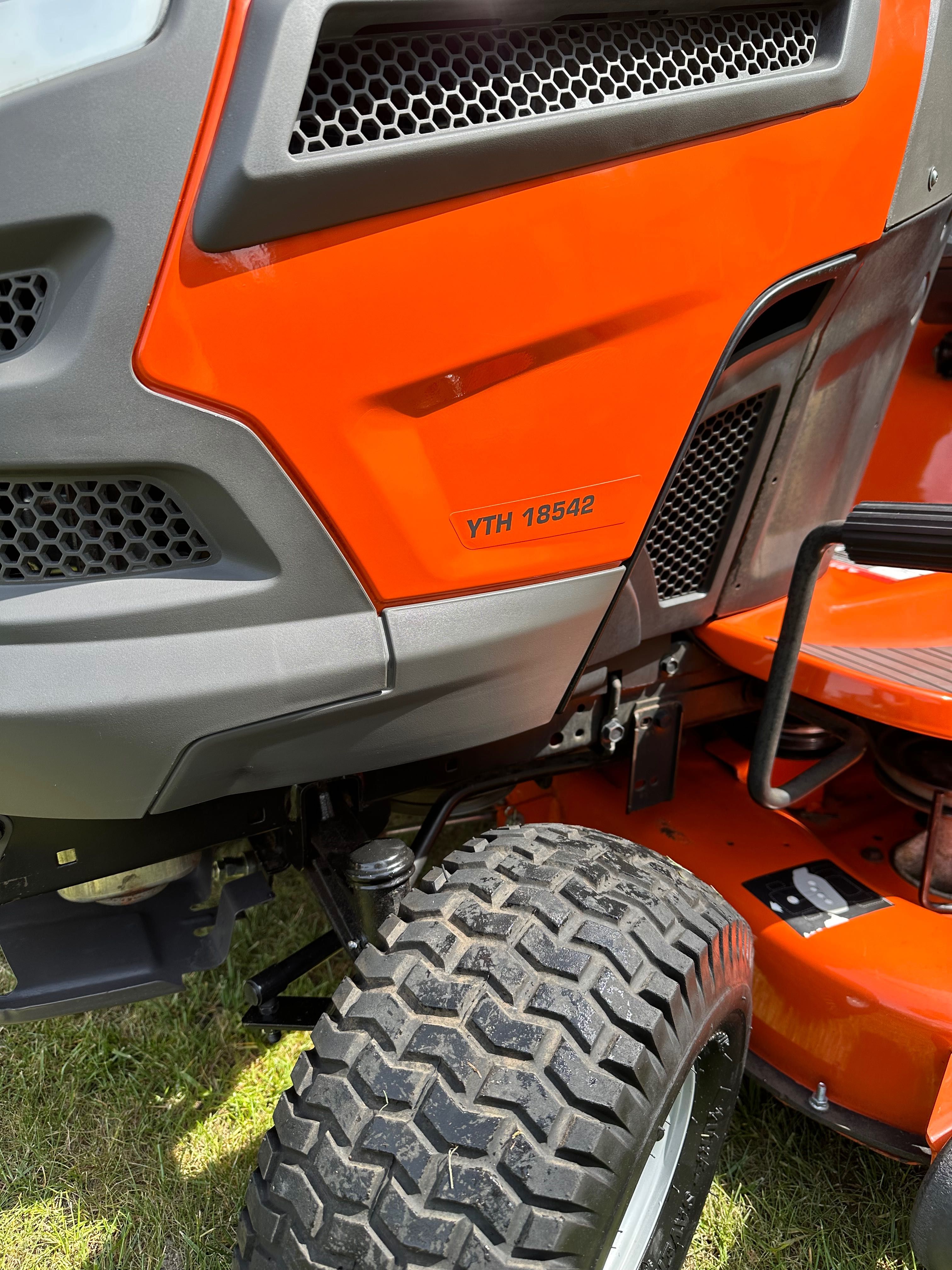 Kosiarka Traktorek Husqvarna YTH 18542, kpl  z koszami, 2021r