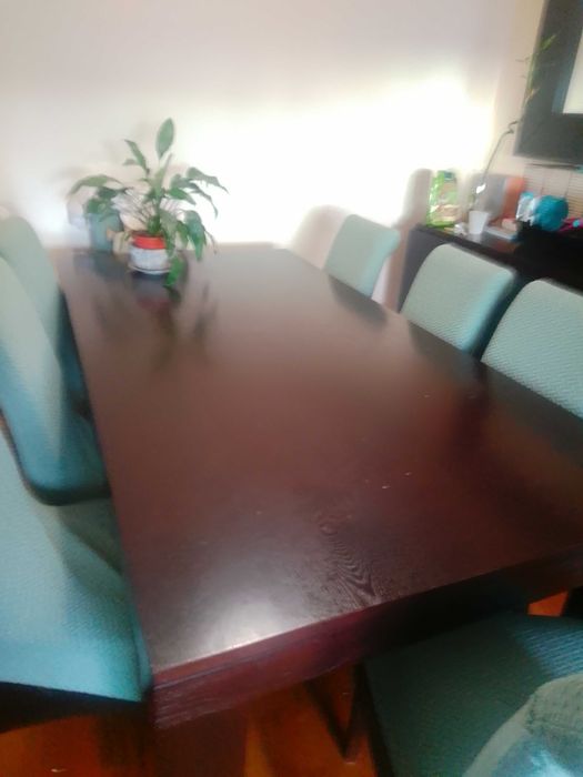 Mesa de sala com 8 cadeiras mais espelho e aparador