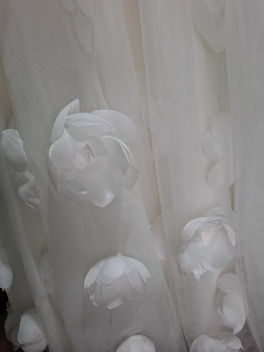 Весільна пишна а-силуетСукня з 3-д квітами. Айворі. . Сучасна Класика.