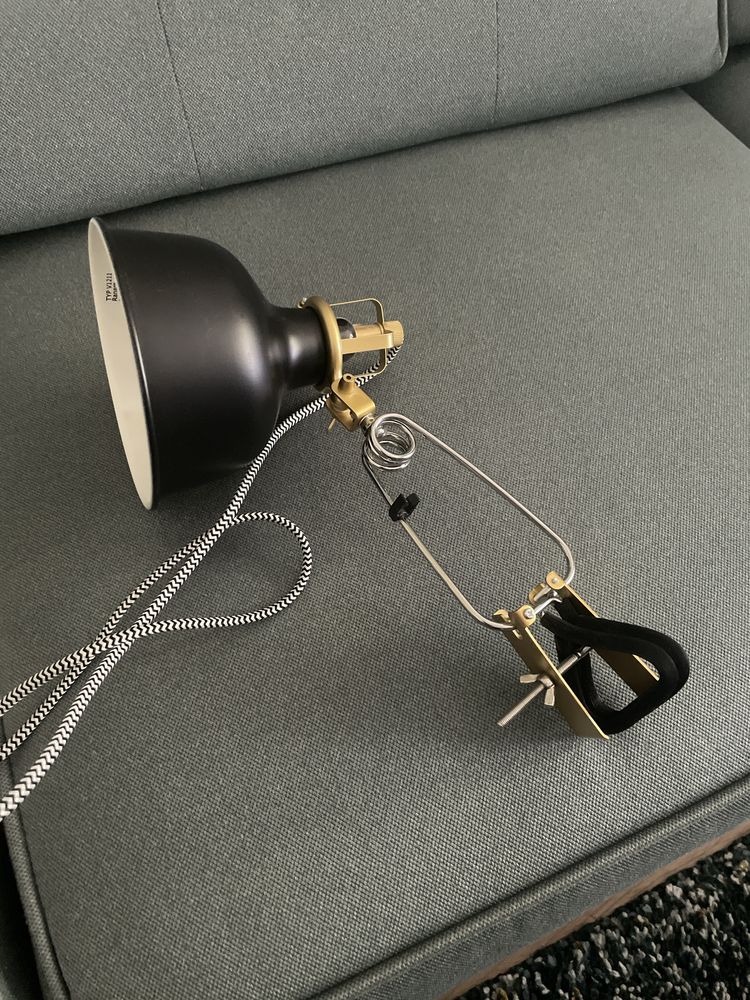 Lampa czarna montowana do półek