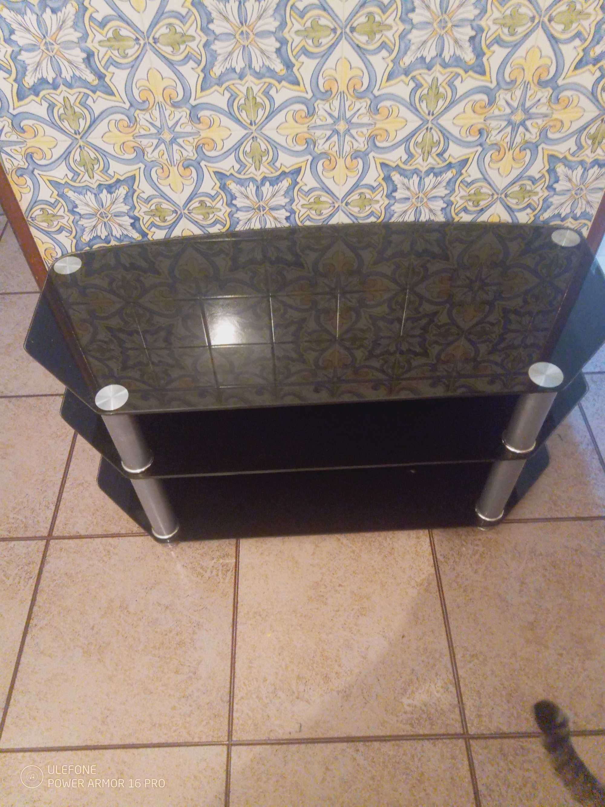 Móvel em vidro preto