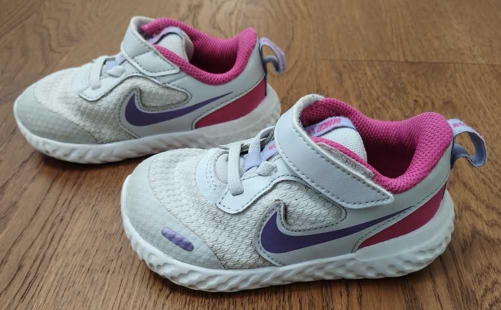 Buty dziecięce Nike Revolution 5, rozmiar 23.5 / 7C