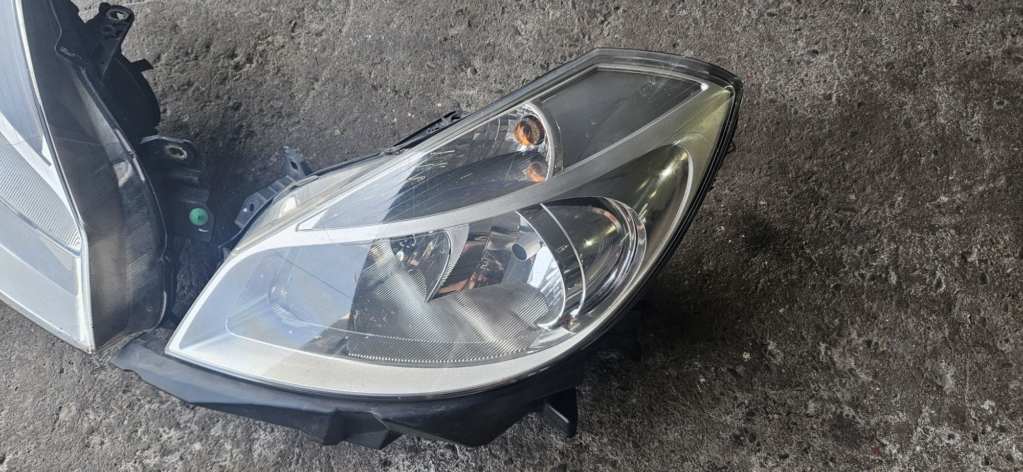 Renault Clio III Lampa Przód