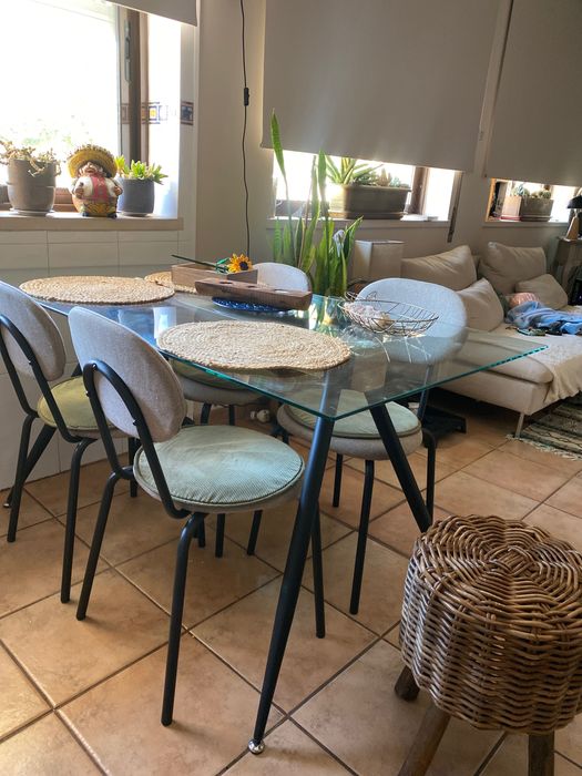 Mesa de vidro e cadeiras