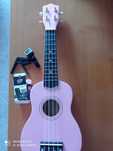 Ukulele rosa em bom estado