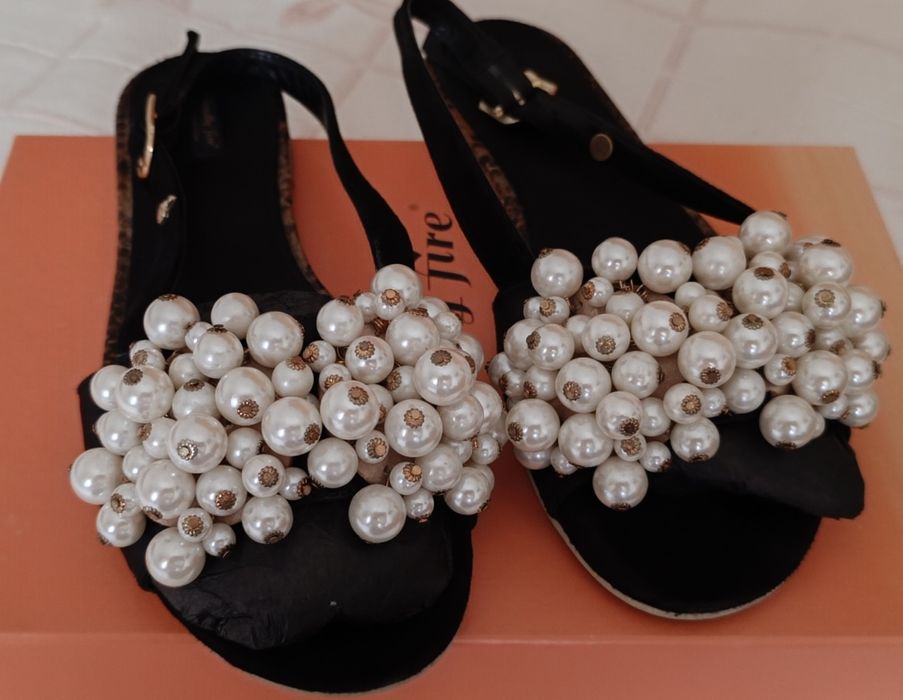 Sandálias com pérolas d marca Friendly Fire