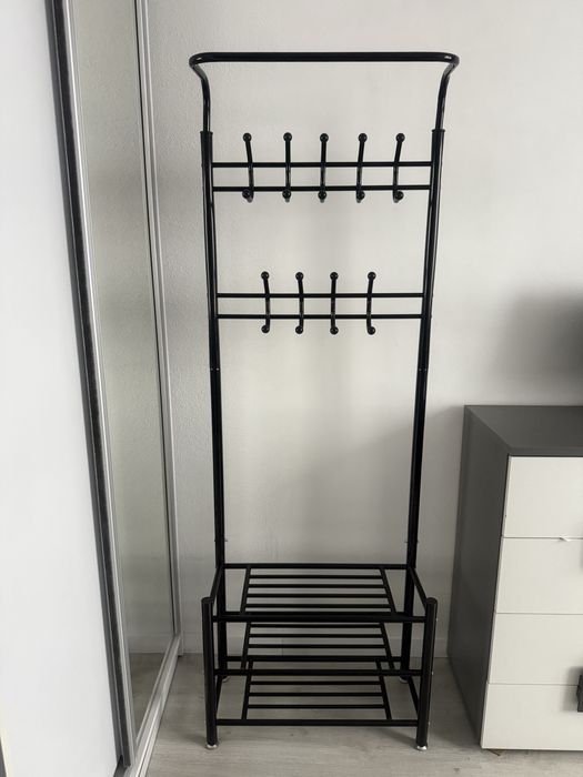 Wieszak na kurtki z półkami na buty