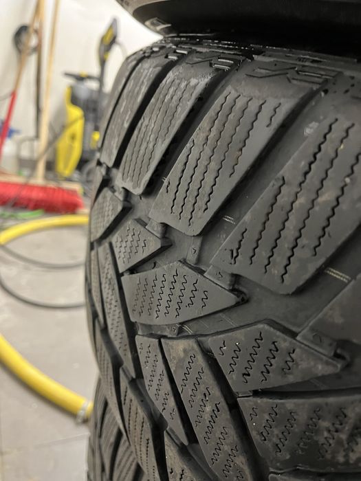 Opony zimowe dunlop 275/45r20