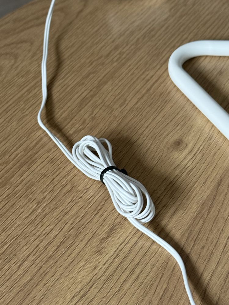 Biały mały lampka biurkowa – USB, regulowana, bez uszkodzeń