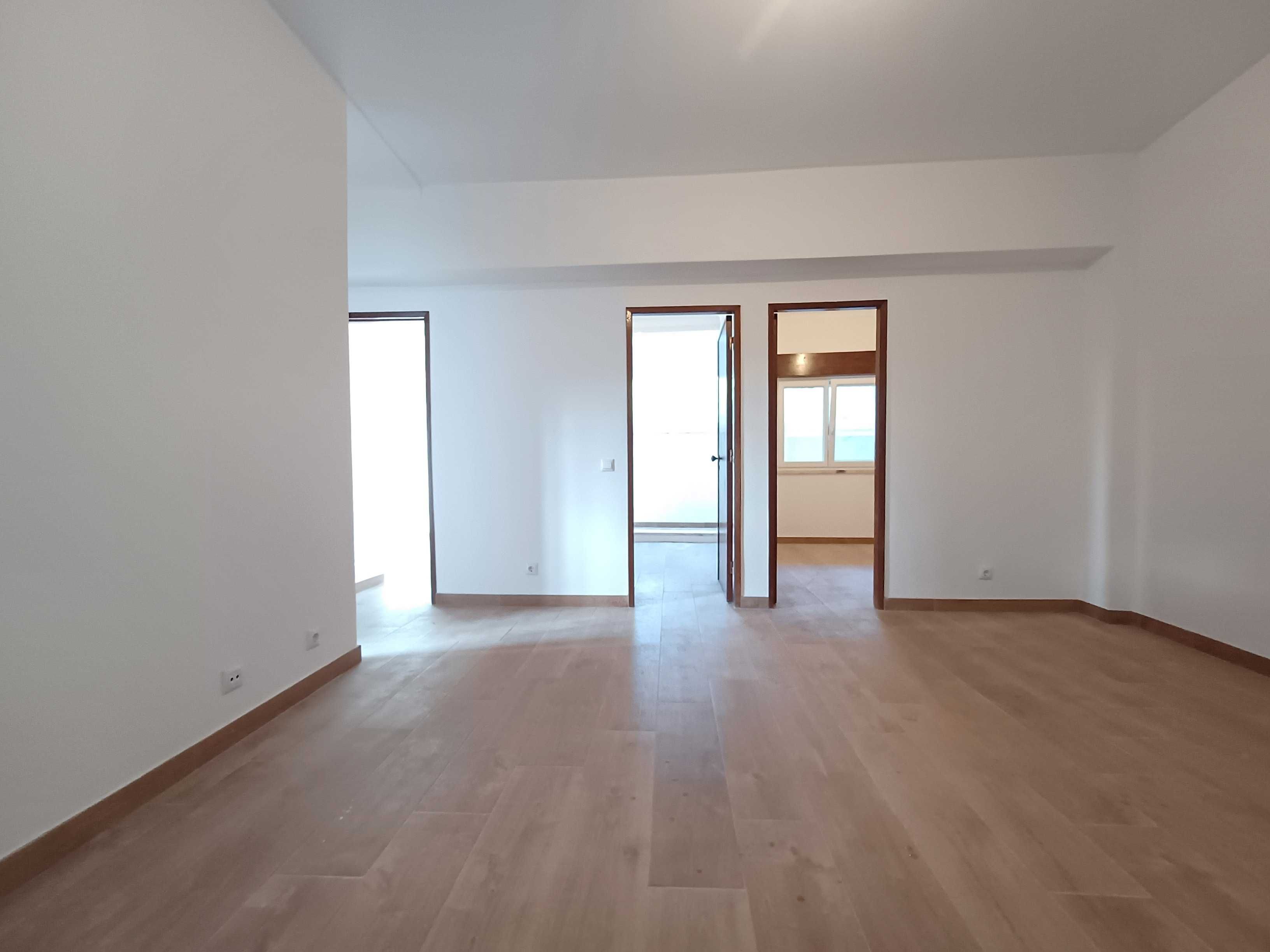 Apartamento T3 renovado para arrendar em Mira de Aire