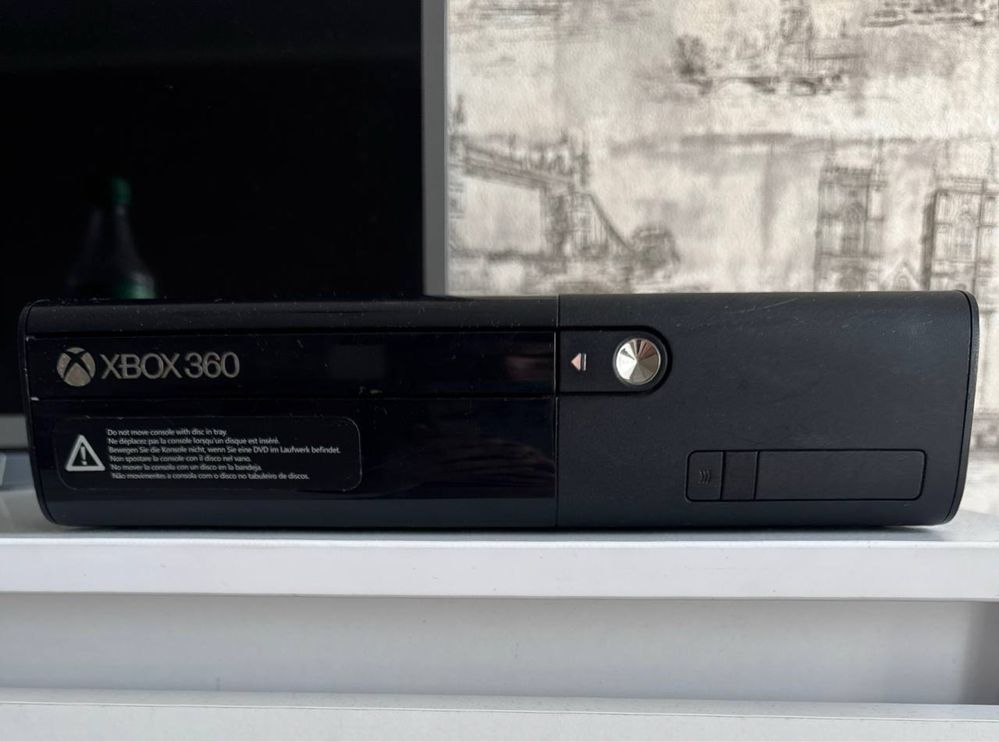 Xbox 360e 256gb + джойстик + 2 диска