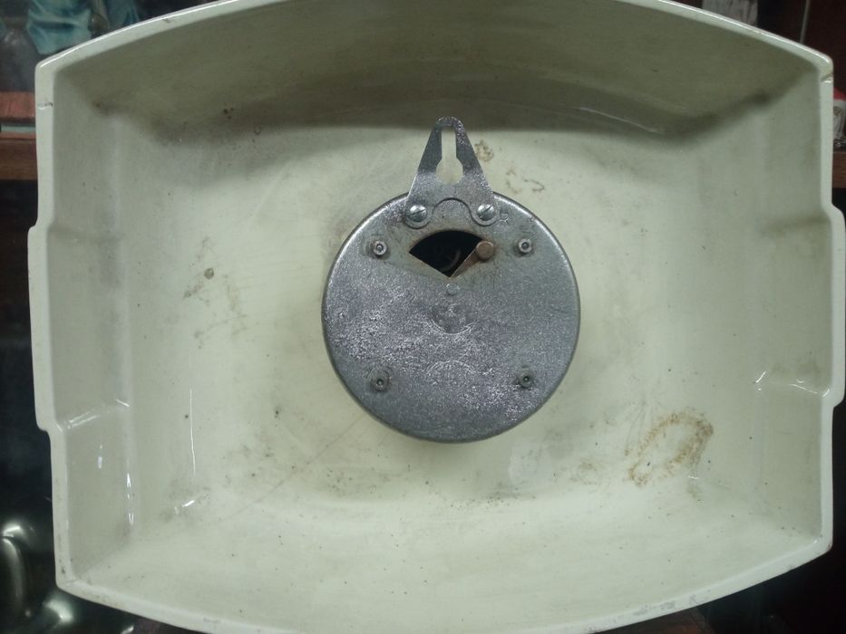 Fabuloso relógio de cozinha.Em porcelana. Com máquina mecânica.