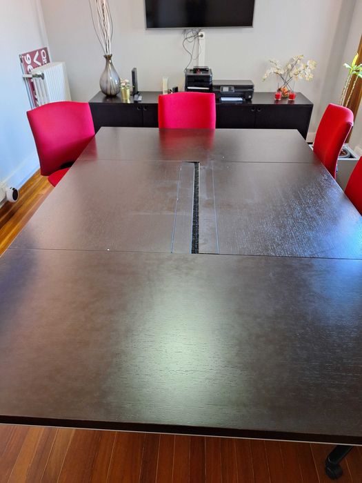 Mesa de escritório grande com ligações elétricas ao meio 1,60X2,40