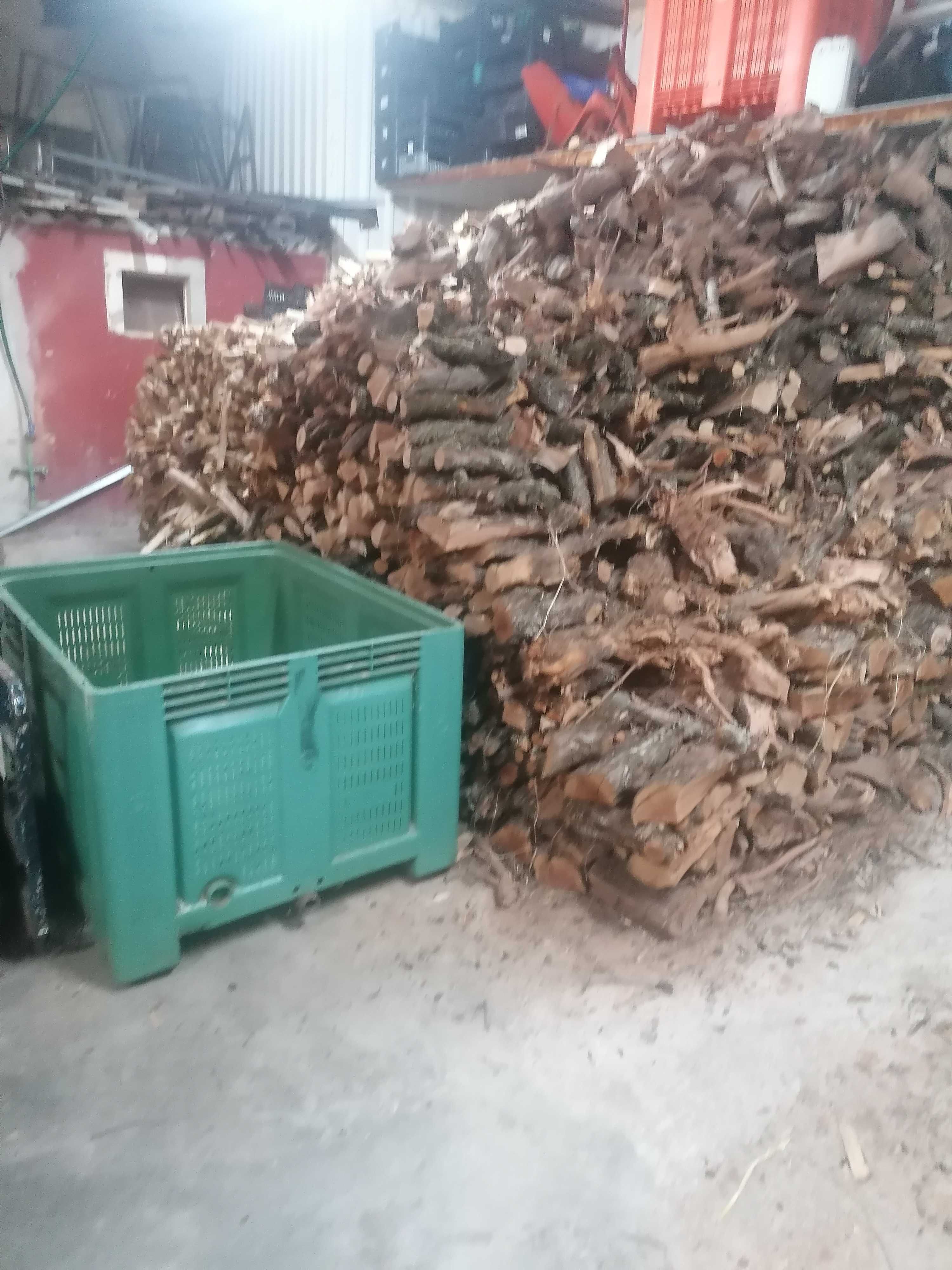 Vende se lenha de várias qualidades