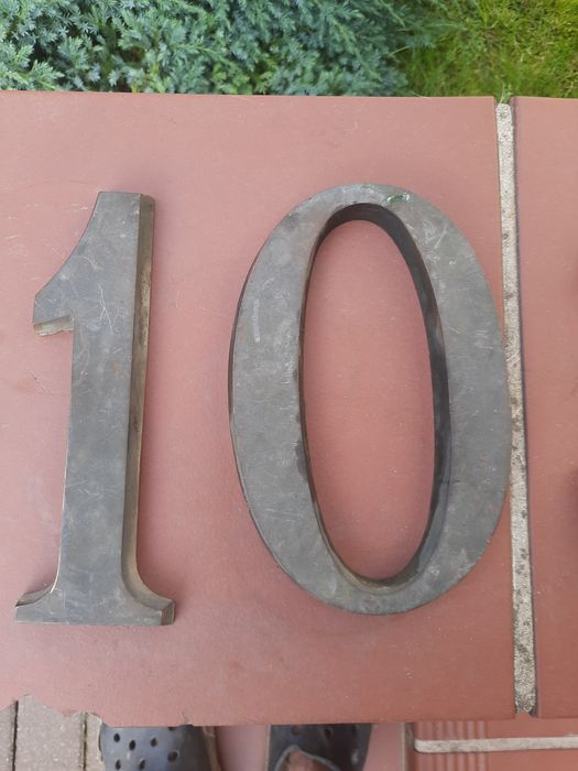 Zabytkowe mosiężne  cyfry .