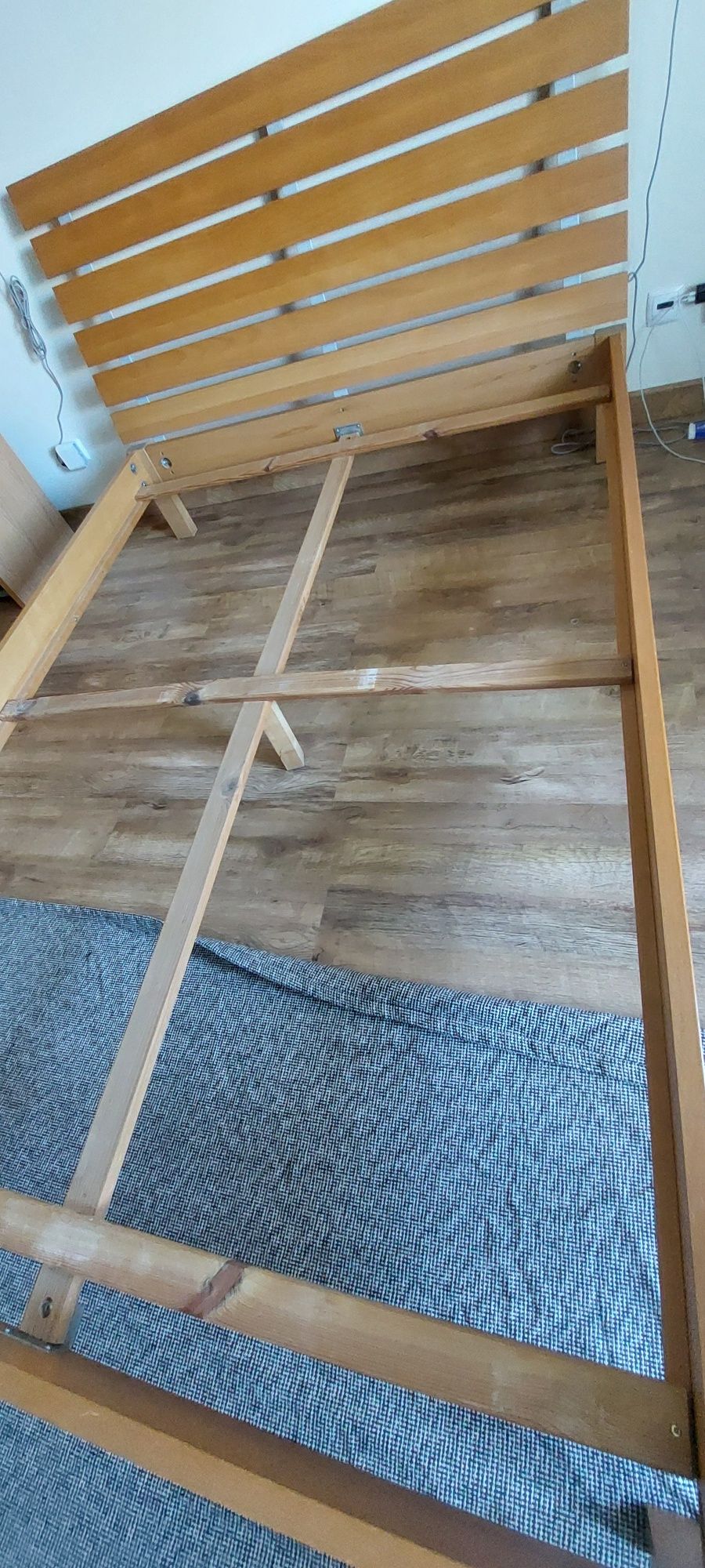 Cama de madeira 2m x 1.40m c/ mesas de cabeceira