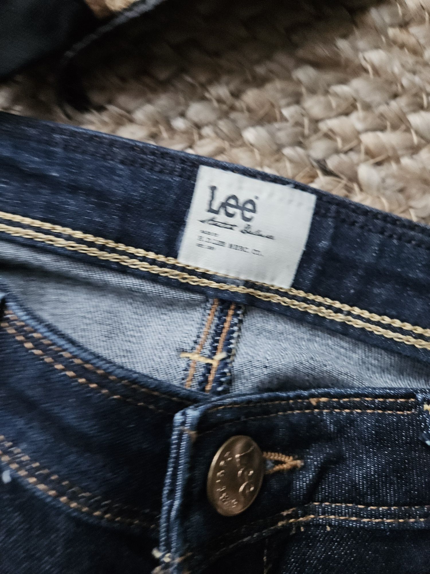 Klasyczne, proste jeansy damskie LEE – ciemny denim, idealne dopaso