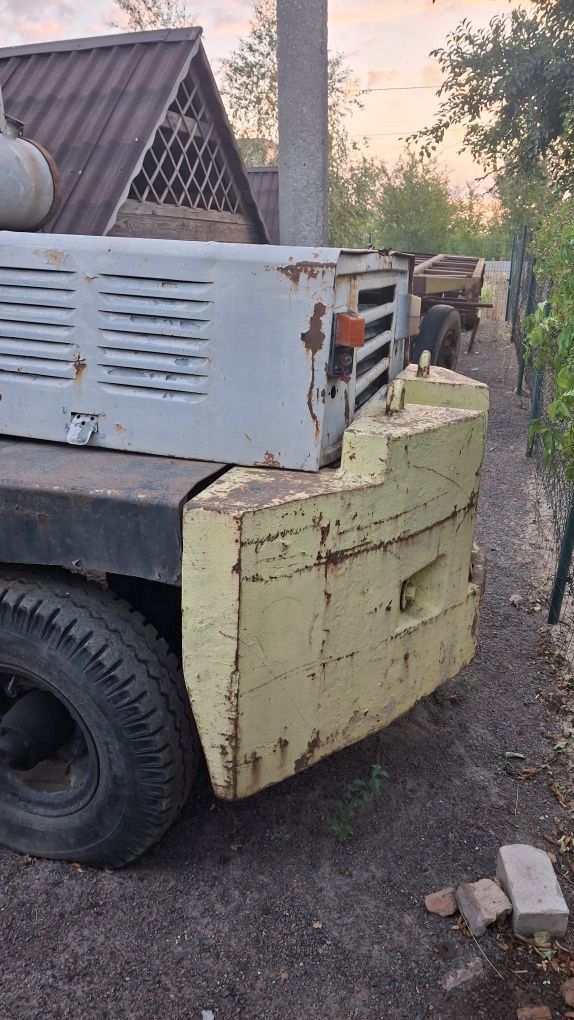 Львовский погрузчик АП 4014.