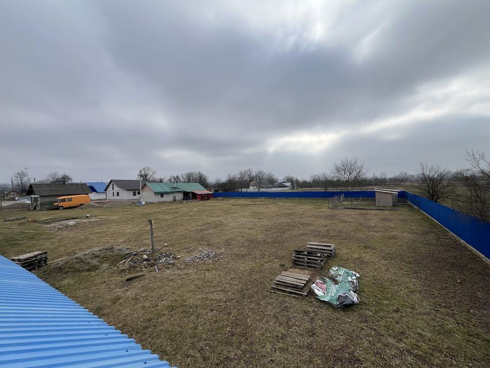 Продам 1га землі з складами і хатою