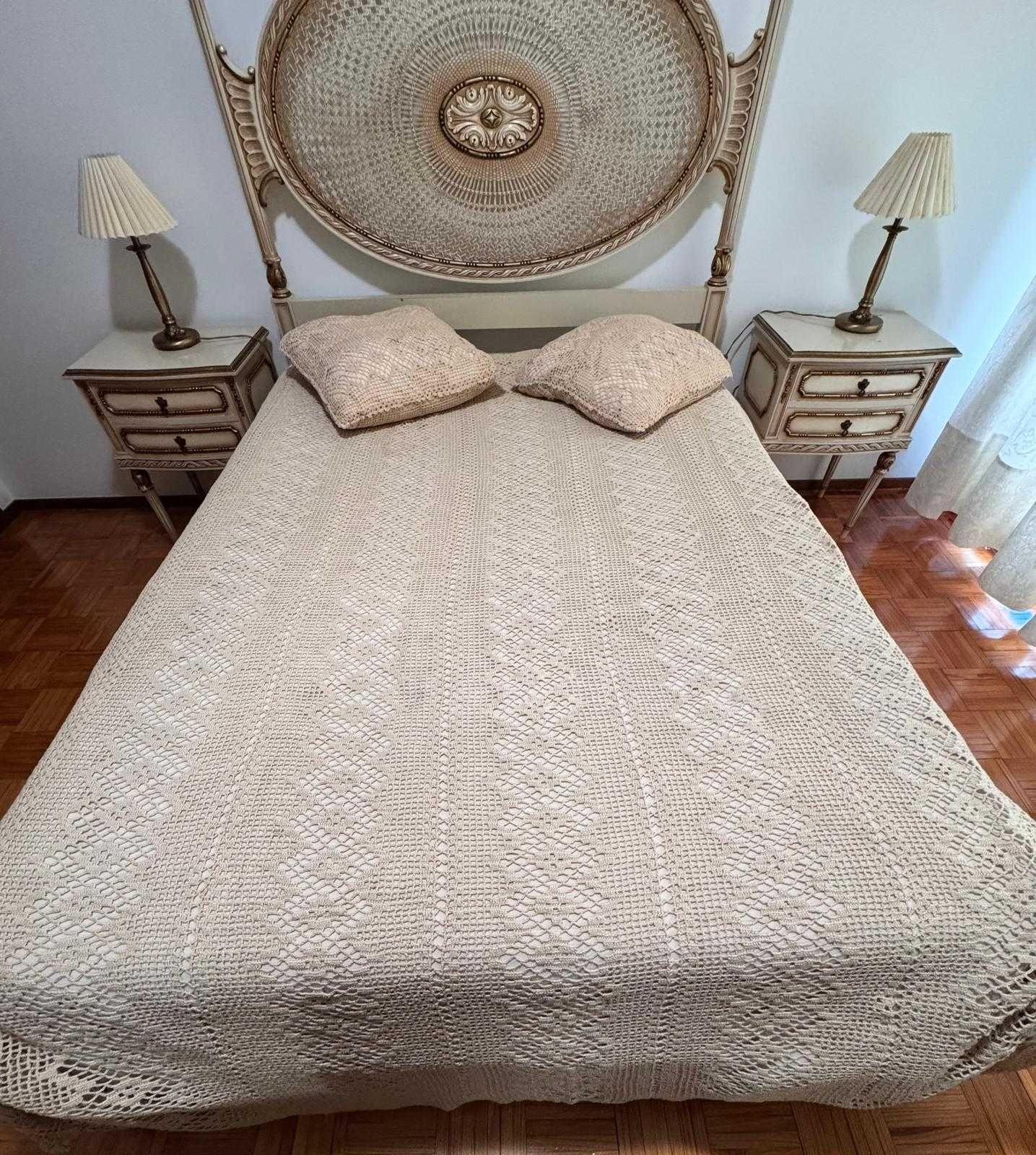 Colcha de renda em tricot com almofadas