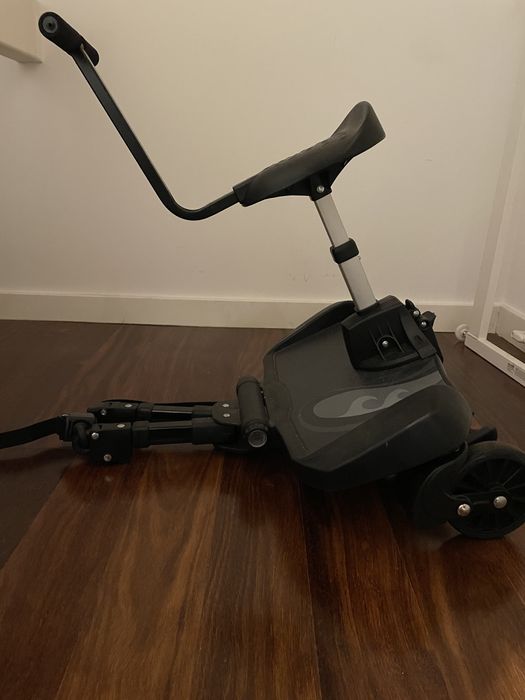 Atrelado ao carrinho para irmao