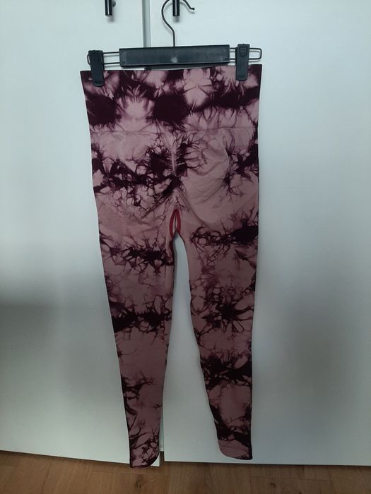 Różowe legginsy na siłownię