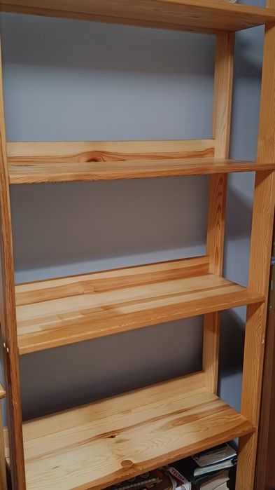 Sprzedam regal sosnowy w dobrym stanie: szafa i regal