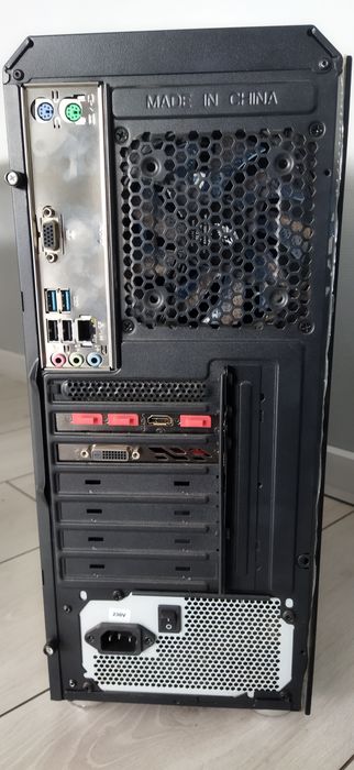 Ігровий комп'ютер, з монітором та девайсами.