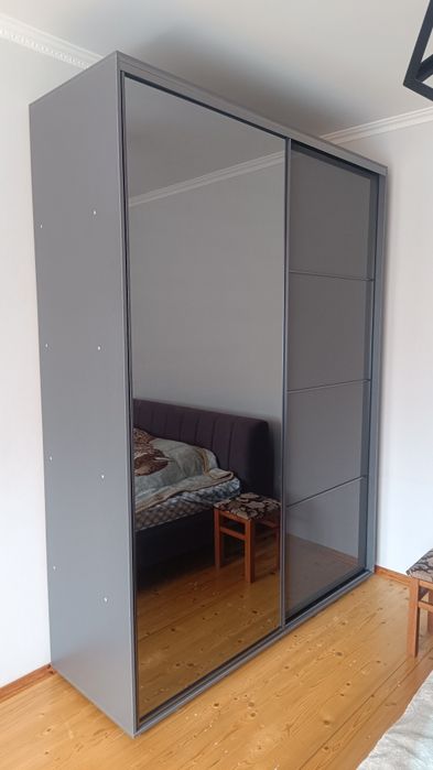 Збірка меблів шафи-купе, комоди, ліжка і тому подібне